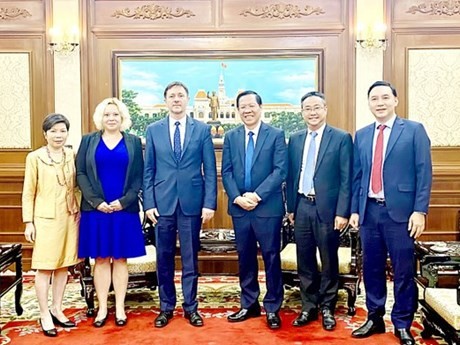 Le président du Comité populaire de Hô Chi Minh -Ville, Phan Van Mai, rencontre l'ambassadeur de Hongrie au Vietnam, Baloghdi Tibor. Photo : VNA.