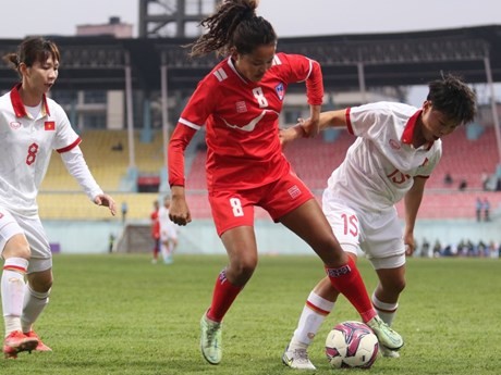 Les Vietnamiennes affrontent leur adversaire du Népal. Photo : Fédération de Football du Népal.