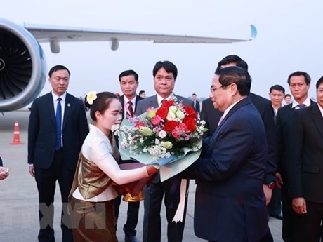 Le Premier ministre vietnamien (à droite) termine son voyage d'affaires pour assister au Sommet du MRC. Photo : VNA.