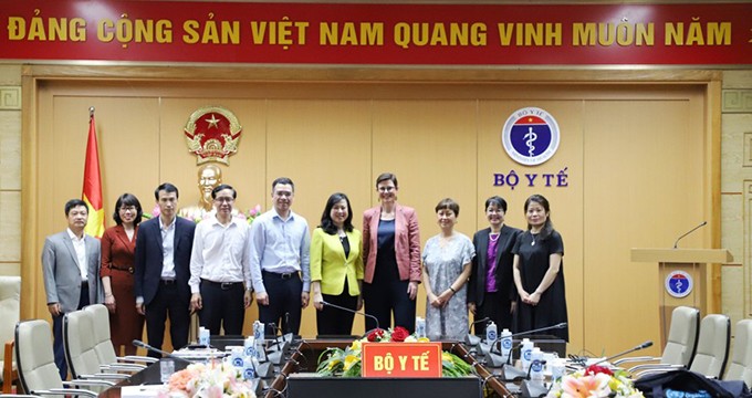 La ministre de la Santé, Dào Hông Lan, et Mme Angela Pratt, représentante en chef de l'OMS au Vietnam et les délégués à la réunion. Photo : ngaynay.vn