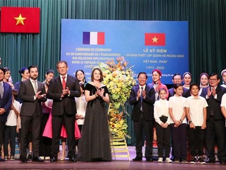 Des délégués à la cérémonie marquant le 50e anniversaire de l’établissement des relations diplomatiques entre le Vietnam et la France. Photo: VNA