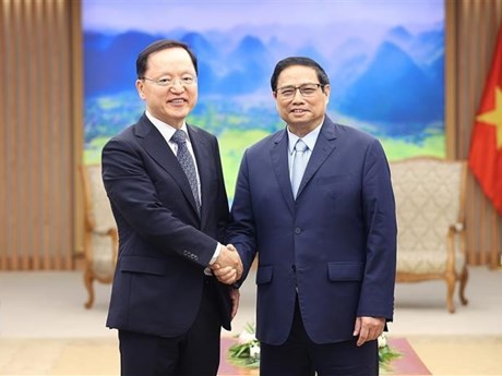 Le Premier ministre Pham Minh Chinh (à droite) et Park Hark Kyu, président chargé des finances du groupe Samsung. Photo : VNA.