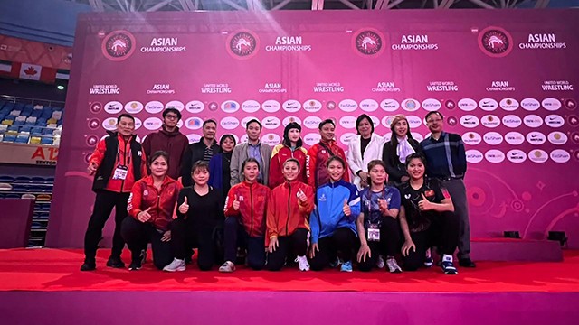 L'ambassadrice du Vietnam au Kazakhstan, Pham Thai Nhu Mai, et les athlètes vietnamiennes. Photo : thoidai.com.vn