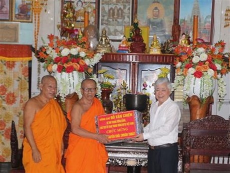 Le président du CC du FPV félicite des bonzes khmers de Bac Lieu pour Chol Chnam Thmây. Photo: VNA.