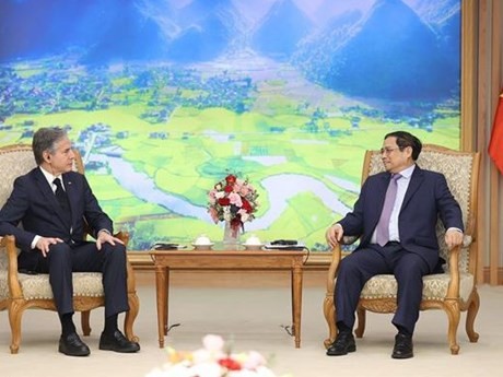 Le Premier ministre Pham Minh Chinh (à droite) et secrétaire d'État américain, Antony Blinken, en visite officielle au Vietnam. Photo : VNA.
