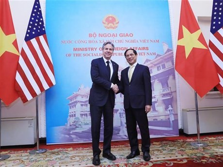 Le ministre vietnamien des Affaires étrangères, Bùi Thanh Son (à droite), et le secrétaire d'État américain, Antony Blinken, en visite officielle au Vietnam. Photo : VNA.