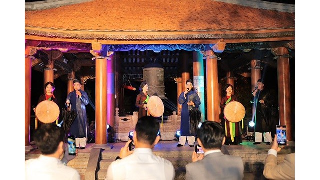 La représentation du spectacle du chant alterné "quan ho" de Bac Ninh. Photo : baoquocte.vn