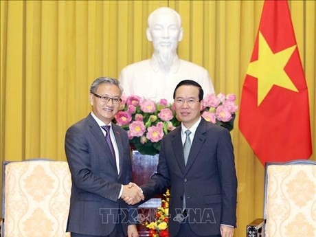 Le Président Vo Van Thuong (à droite) et Thongsavanh Phomvihane, chef de la Commission des Relations extérieures du Comité central du Parti révolutionnaire populaire lao. Photo : VNA.