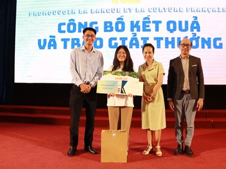 Vu Cát Tuong Linh (2e à gauche) a gagné le 1er prix du Concours d’éloquence en français 2023 organisé à Hô Chi Minh-Ville. Photo : CVN/NDEL.