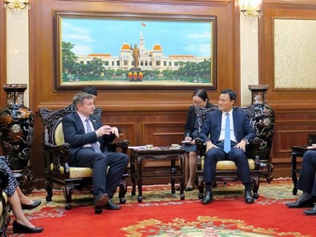Le vice-président du Comité populaire de Hô Chi Minh-Ville, Bùi Xuân Cuong (à droite), reçoit le représentant de l'Organisation internationale de la Francophonie (OIF) en Asie-Pacifique, Edgar Doerrig. Photo : VNA.
