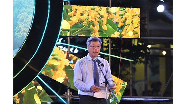 Le vice-président du Comité populaire provincial de Quang Nam, Hô Quang Buu, prend la parole lors de la cérémonie d'ouverture du festival. Photo : baoquangnam.vn