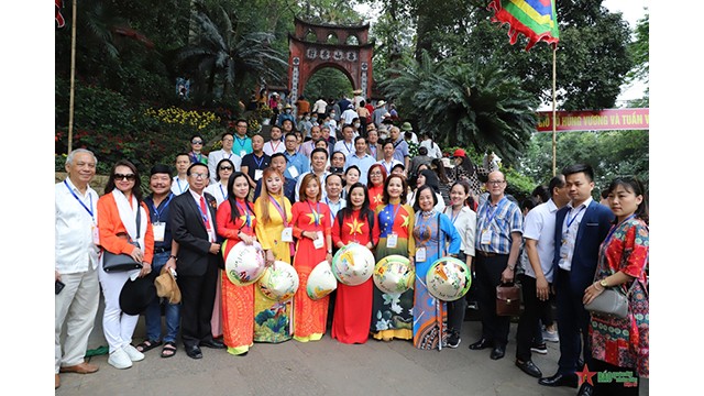 Des Viêt kiêu de 23 pays du monde rendent hommage aux Rois Hùng 2023. Photo : www.qdnd.vn