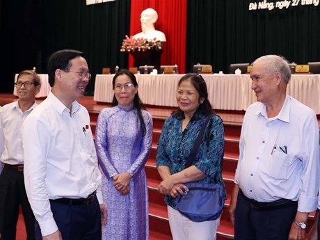 Le Président Vo Van Thuong et des électeurs de Dà Nang. Photo : VNA.