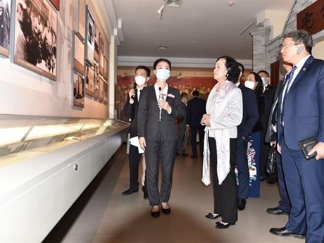 Mme Truong Thi Mai, membre du Bureau Politique, Permanente du Secrétariat du Comité central (CC) du Parti communiste du Vietnam (PCV) et cheffe de la Commission d'Organisation du CC du PCV, visite le musée d'histoire révolutionnaire de Hongyan. Photo : VNA.