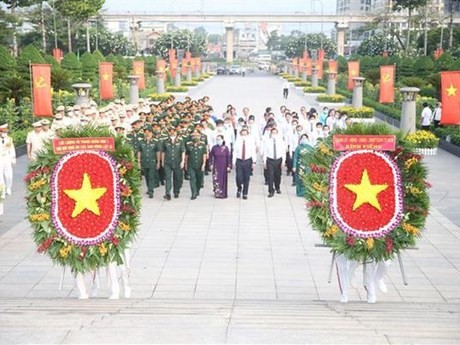 Des dirigeants de Hô Chi Minh-Ville sont allés offrir des fleurs et de l'encens au cimetière des martyrs Doi Khong Ten dans la ville de Thu Duc. Photo : VNA.