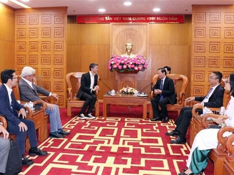  Le président du Comité populaire de Hô Chi Minh-Ville, Phan Van Mai (à droite) reçoit le consul honoraire du Vietnam en Suisse et l’ancien Vice-Chancelier allemand, Philipp Rösler. Photo: VNA