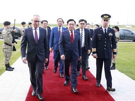 Le Président de l’Assemblée nationale du Vietnam, Vuong Dinh Huê (au milieu), entame sa visite officielle en Uruguay. Photo : VNA.