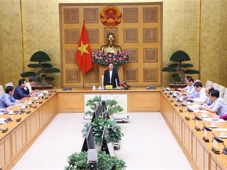 Le Vice-Premier ministre Trân Hông Hà (debout, au centre) lors d e la réunion. Photo : VNA.