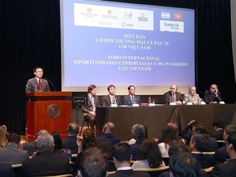 Le Président de l’Assemblée nationale du Vietnam (ANV), Vuong Dinh Huê, s’adresse au Forum des affaires Vietnam - Argentine, à Santa Fe, le 26 avril. Photo : VNA.
