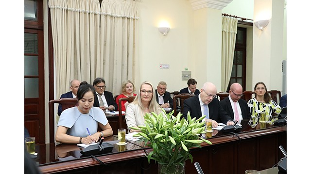 L'ambassadrice de l'éducation du ministère des Affaires étrangères de Finlande, Marjiaana Sall (deuxième à gauche) travaille avec les dirigeants du ministère vietnamien du Travail, des Invalides et des Affaires sociales. Photo : Molisa.gov.vn