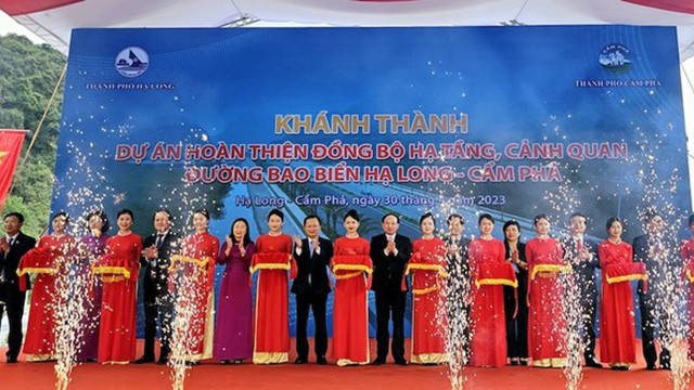 Les délégués coupent la bande d'inauguration de la route côtière Ha Long - Câm Pha. Photo : NDEL.