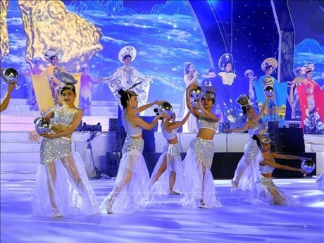 Ouverture du carnaval sur le thème "Danse de Ha Long - Harmonie des cinq continents". Photo : VNA.