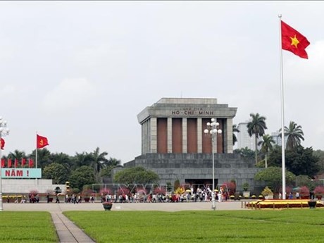 Les longues files de visiteurs devant le Mausolée du Président Hô Chi Minh, à Hanoi, capitale vietnamienne. Photo : VNA.