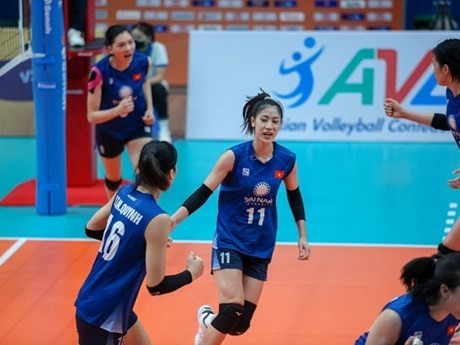 Les joueuses vietnamiennes célèbrent leur victoire contre Liaoning Donghua. Photo : VNA.