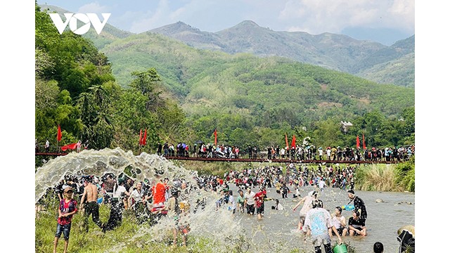 Les touristes et les habitants se mêlent au festival de Then Kin Pang des Thái blancs à Lai Châu. Photo : VOV.