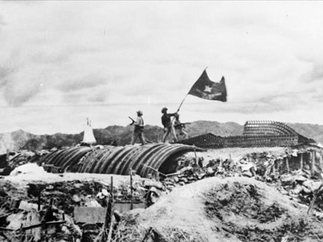 Dans l'après-midi du 7 mai 1954, le drapeau "Déterminé à se battre, déterminé à gagner" flotte sur le toit du QG De Castrie. Photo d'archives : VNA.