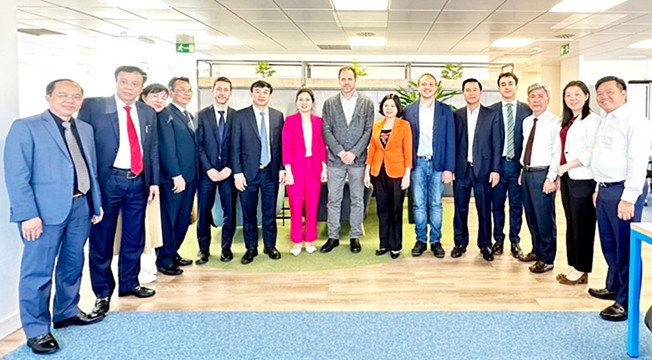 La délégation provinciale de Bac Ninh et les présidents des et entreprises de Barcelone. Photo : baobacninh.com.vn