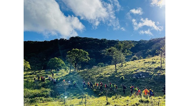 Des activités de trekking (randonnée) dans le parc national de Nui Chua. Photo : VNA.
