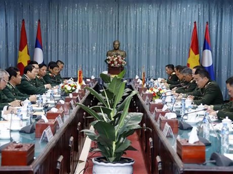 Entretien entre le général de corps d’armée Nguyên Tân Cuong, chef d’Etat-major général et vice-ministre vietnamien de la Défense et le général de corps d’armée Khamliang Outhakaysone, chef d’Etat-major général et vice-ministre lao de la Défense, à Vientiane, le 10 mai. Photo : VNA.