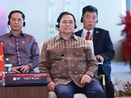 Le Premier ministre vietnamien, Pham Minh Chinh (au centre), assiste à la réunion restreinte. Photo : VNA.