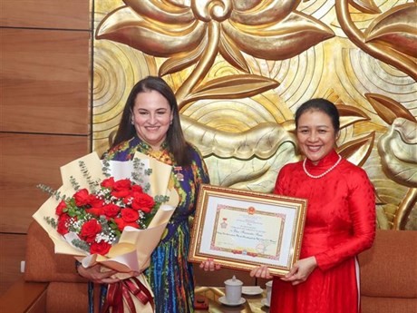 La Représentante en chef de l'ONU Femmes, Elisa Fernandez et l'ambassadrice Nguyên Phuong Nga (à droite), présidente de l'Union des Organisations d'Amitié du Vietnam. Photo : VNA.