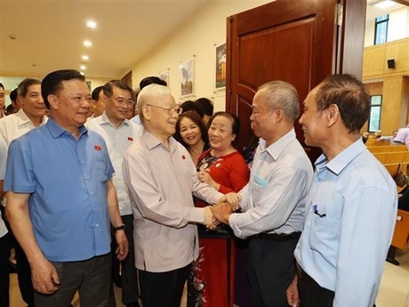 Le Secrétaire général du Parti communiste du Vietnam, Nguyên Phu Trong (2e, de gauche à droite) et des électeurs de Hanoi. Photo : VNA.