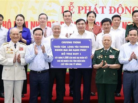 Le Président Vo Van Thuong (2e à gauche) assiste à une cérémonie de lancement d'un programme d'aide au logement pour les ménages pauvres. Photo : VNA