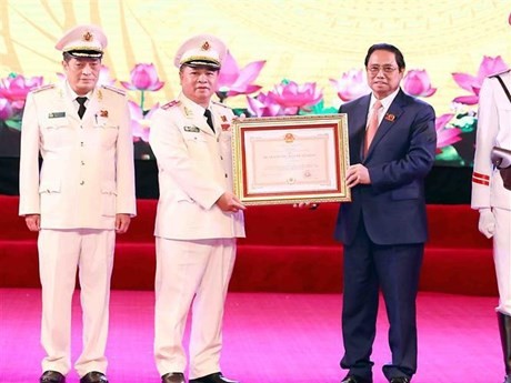 Le Premier ministre Pham Minh Chinh (à droite) remet un Ordre de défense de la Patrie de première classe au Département de la sécurité économique. Photo : VNA.
