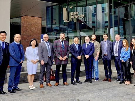 L'ambassadeur du Vietnam au Royaume-Uni, Nguyên Hoàng Long (6e, gauche) et des professeurs de l'Université d'Ulster. Photo : VNA.