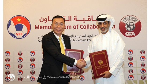 La signature d'un mémorandum de coopération pour le développement du football entre, le président de la Fédération vietnamienne de Football (VFF), Trân Quôc Tuân (à gauche), et son homologue qatarien, Sheikh Hamad bin Khalifa bin Ahmed Al Thani. Phoot : VFF.