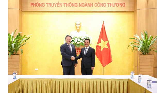 Le ministre vietnamien de l'Industrie et du Commerce, Nguyên Hông Diên (à droite), et l’ambassadeur américain au Vietnam, Marc E. Knapper. Photo : congthuong.vn