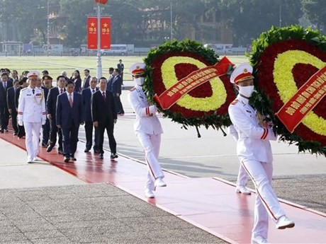 La délégation de dirigeants vietnamiens rend hommage au Président Hô Chi Minh en son Mausolée, le 18 mai. Photo : VNA.