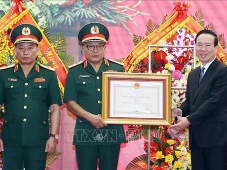 Le Président vietnamien, Vo Van Thuong (1er, à droite), avec les responsables du Département général N°2 (relevant du Ministère vietnamien de la Défense), à Hanoi, le 18 mai. Photo : VNA.