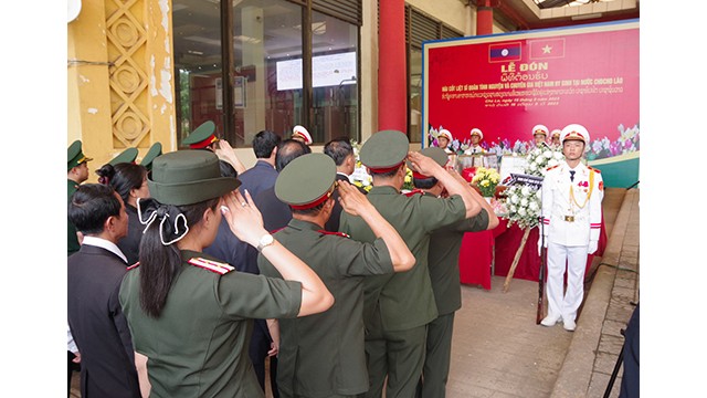 Cérémonie de rapatriement des restes de soldats volontaires et d’experts vietnamiens tombés au Laos. Photo : baoquangbinh.vn 