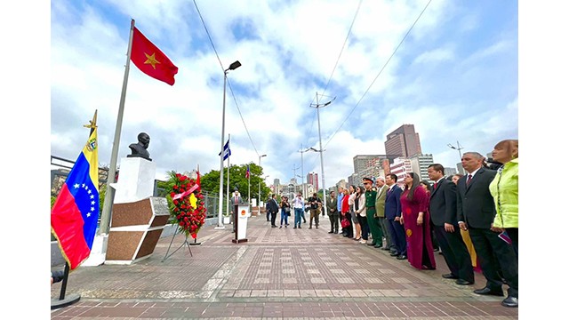 Une cérémonie de dépôt de fleurs à la mémoire du Président Hô Chi Minh à l'occasion du 133e anniversaire de sa naissance au Venezuela. Photo : baoquocte.vn