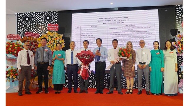 Hoàng Nam (6e, de gauche à droite), vice-président du Comité populaire provincial de Quang Tri et l'ambassadrice adjointe américaine au Vietnam, Mellissa Bishop (8e, de gauche à droite) offrent des fleurs pour féliciter le conseil exécutif de l'Association d'Amitié Vietnam - États-Unis de la province de Quang Tri pour le mandat 2023 - 2028. Photo : quang tri.vn