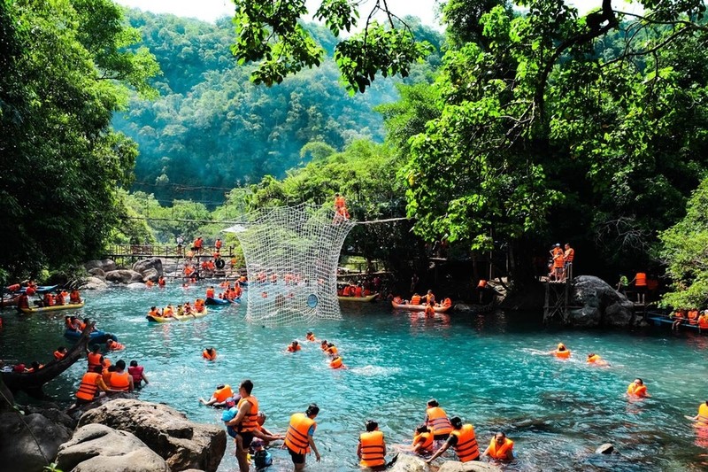 De nombreuses activités intéressantes telles que le bain de boue dans la grotte ou la tyrolienne sont organisées à la rivière Chày – la grotte sombre. Photo : Voyage Quang Binh.