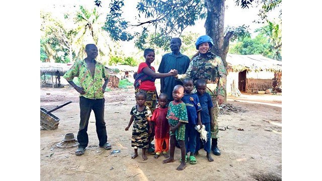 Renforcement de la solidarité internationale entre les forces de maintien de la paix du Vietnam et les populations locales lors de chaque voyage d'enquête de la situation locale. Photo : baoquocte.vn