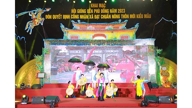 Un spectacle du chant alterné "quan họ" lors de la cérémonie d'ouverture du Festival du génie Giong. Photo : hanoimoi.com.vn