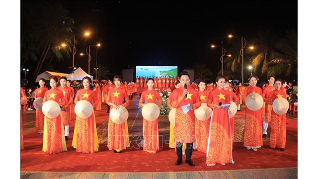 Le spectacle des áo dài (tunique traditionnelle vietnamienne) dans la ville de Nha Trang. Photo : VNA.